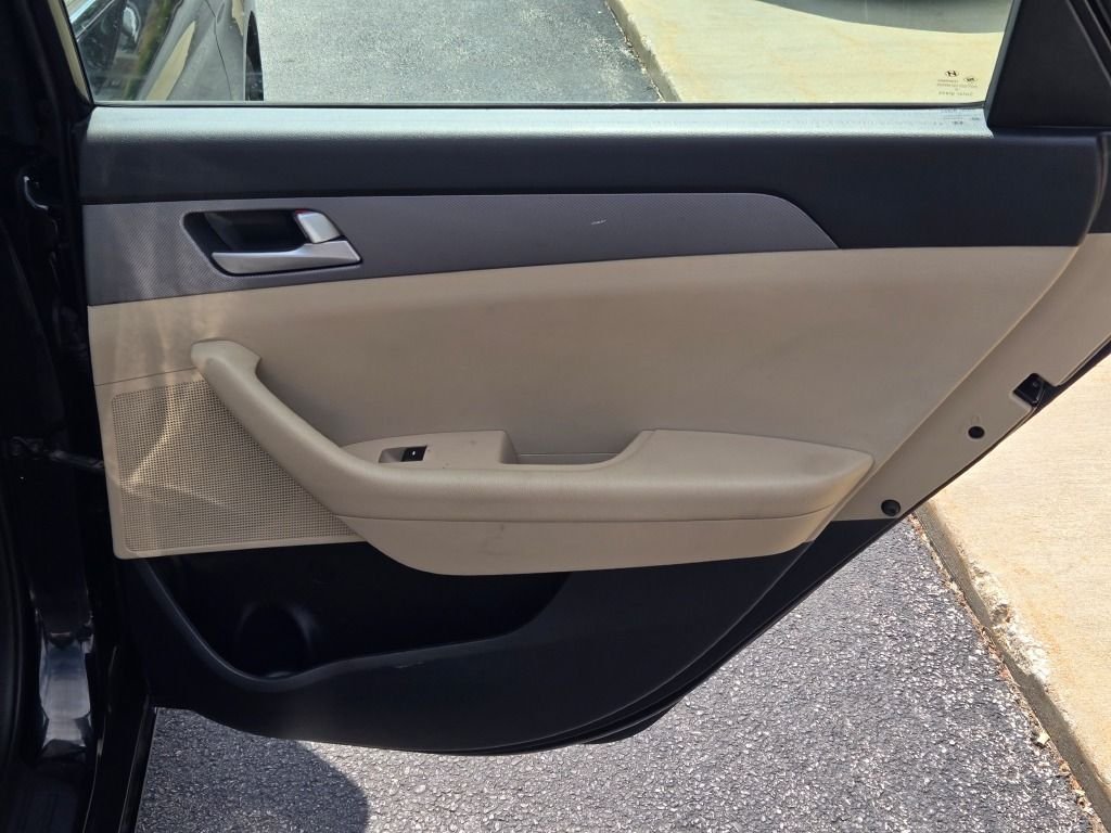 Used 2017 Phantom Black Hyundai SE image 8