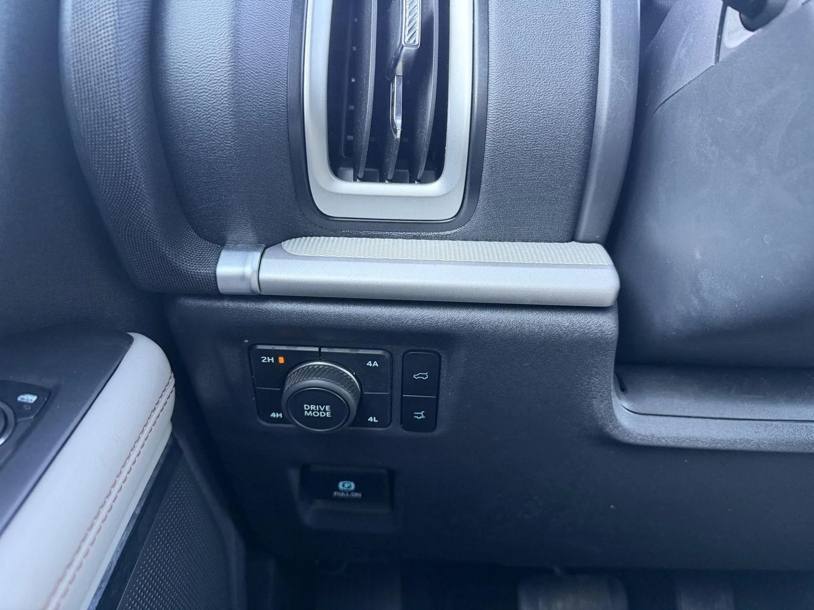 Used 2025 Agate Black Ford Active image 17