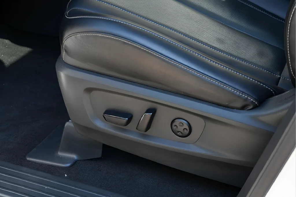 Used 2024 White INFINITI LUXE image 33