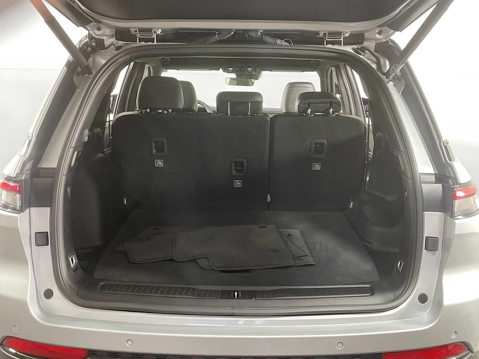 Used 2025 Silver Zynith Jeep Limited image 24