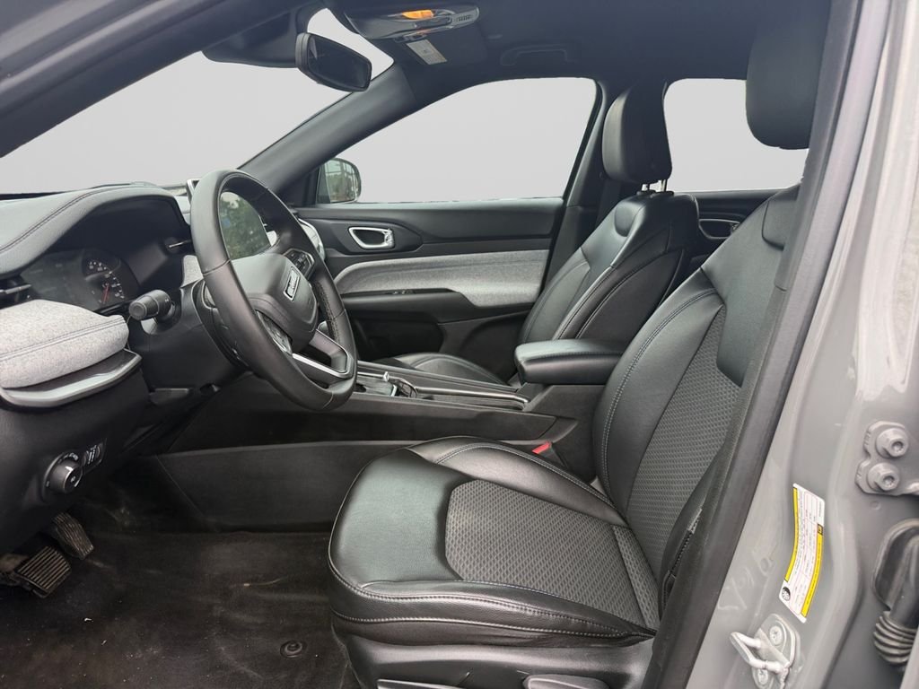 Used 2023 Gray Jeep Latitude image 10