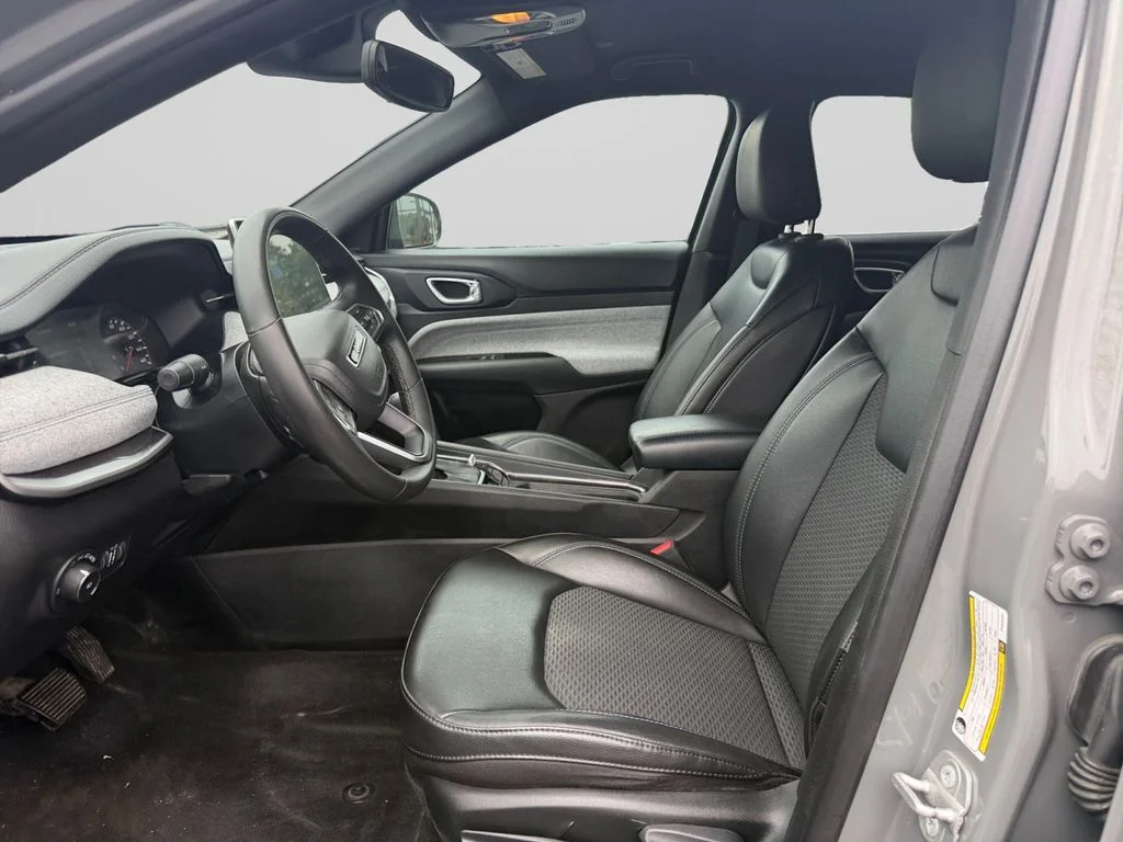 Certified Used 2023 Gray Jeep Latitude image 10