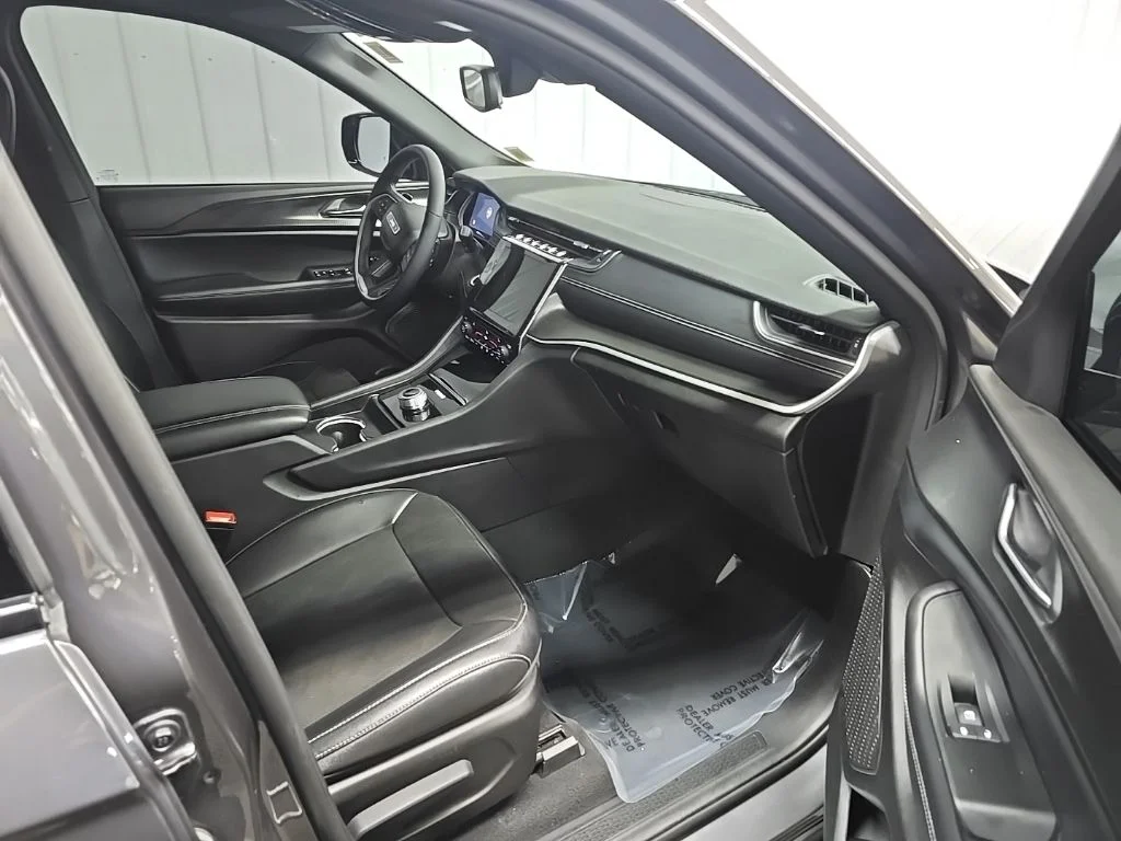 Used 2024 Gray Jeep Altitude image 15