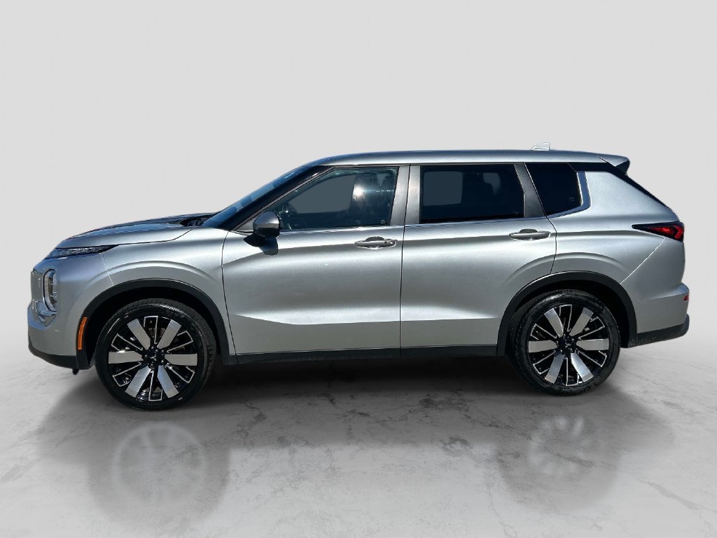 Used 2025 Silver Mitsubishi SE image 2