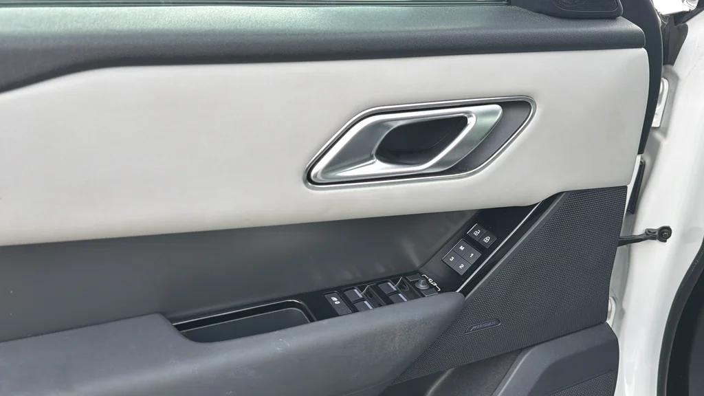 Used 2025  Land Rover Dynamic SE image 21