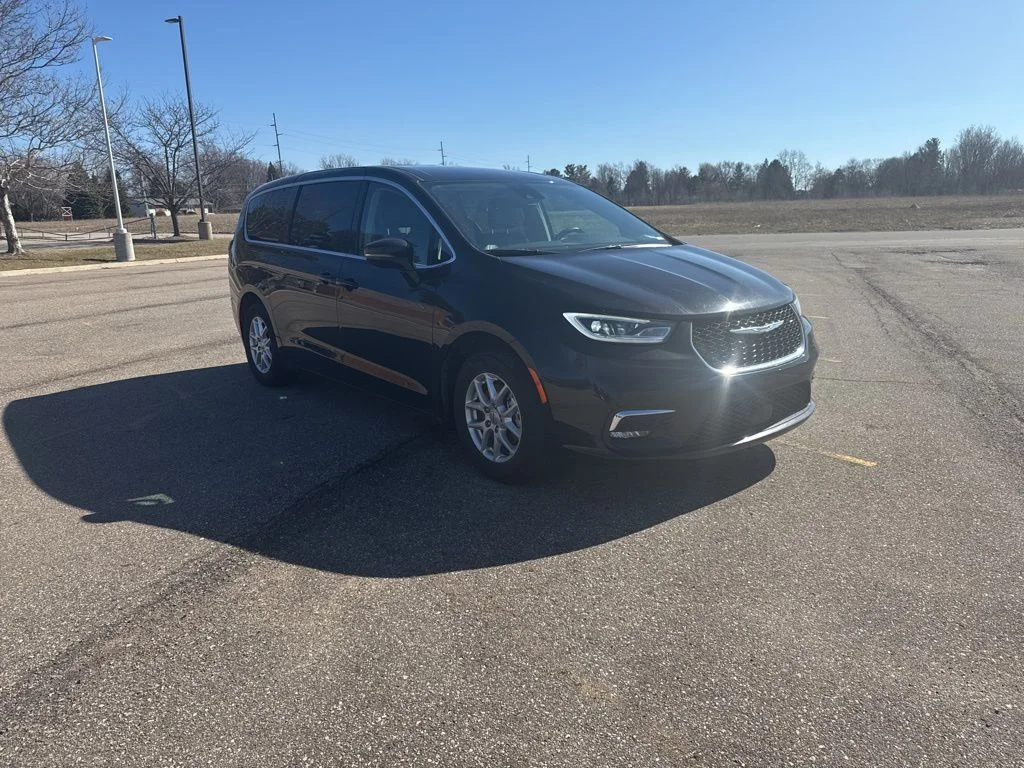 Used 2024 Diamond Black Chrysler Touring L image 7