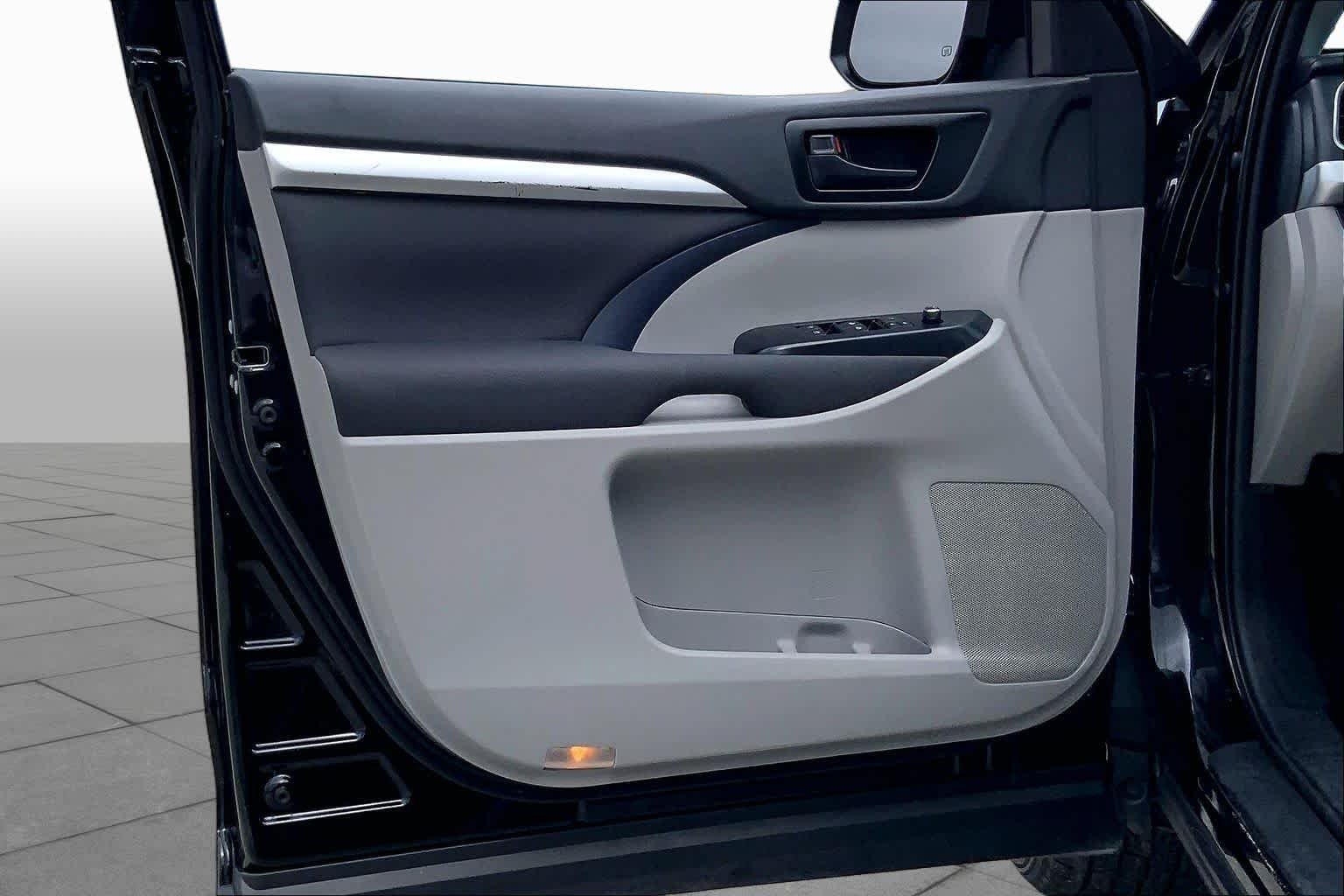 Used 2019 Midnight Black Metallic Toyota LE image 21