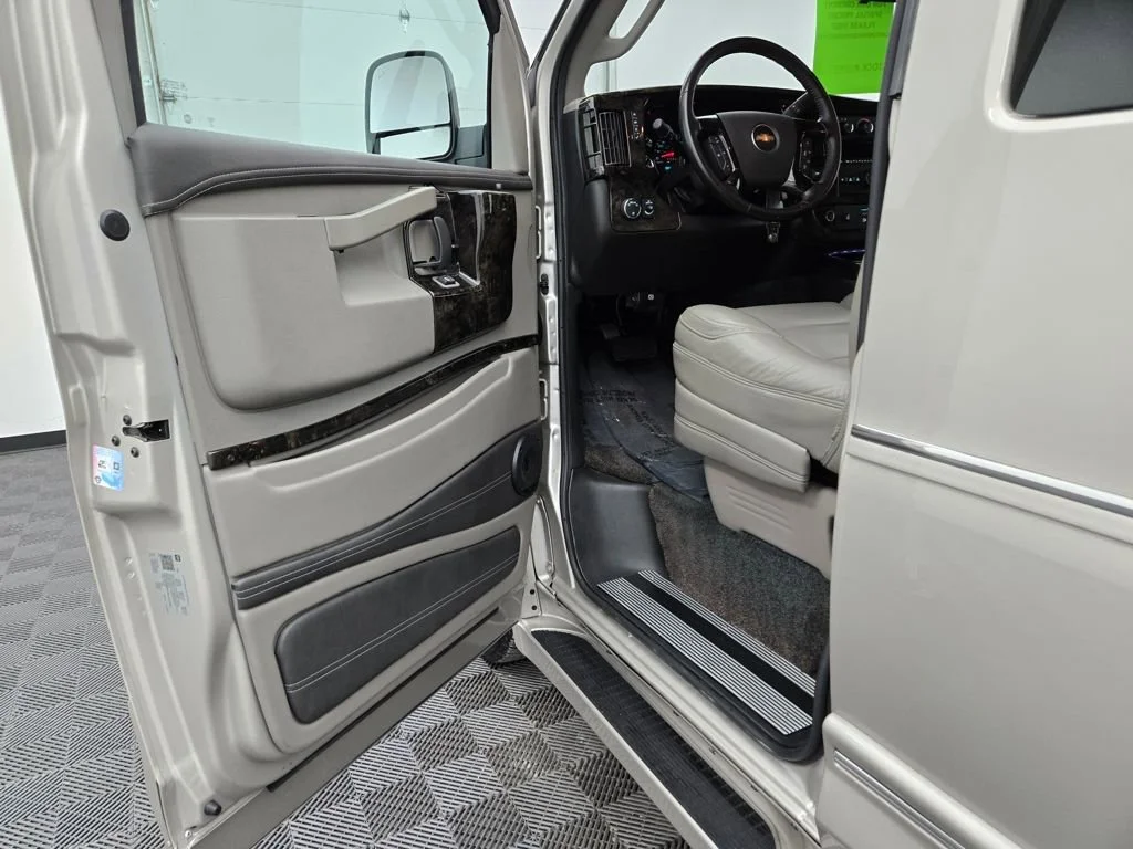 2023 Chevrolet Express Cargo Work Van - Photo 16