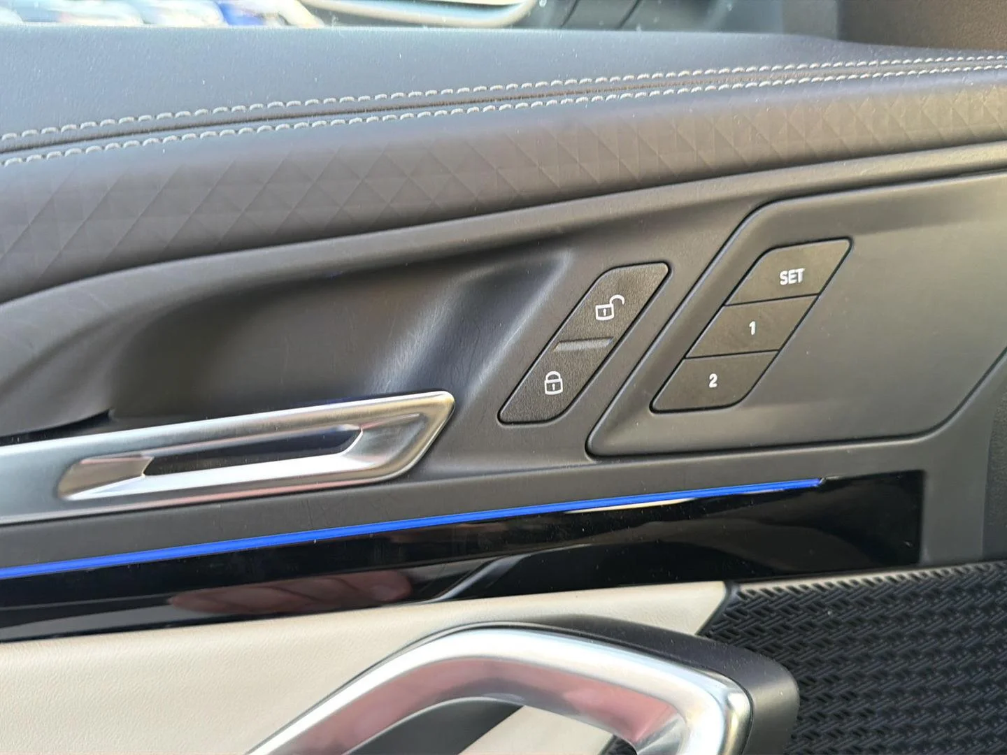 Used 2025 Mineral White Metallic BMW xDrive28i image 18