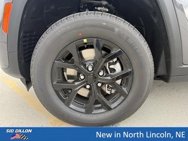 New 2026 Baltic Gray Metallic Clear-Coat Exterior Paint Jeep Altitude 4x4 image 5