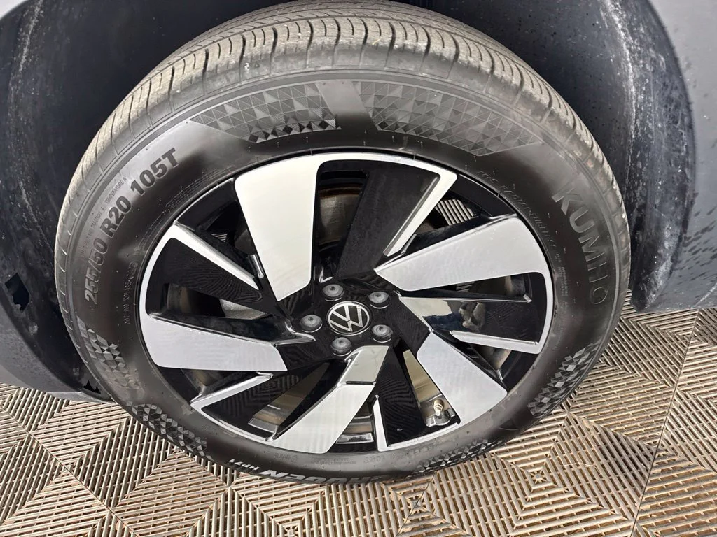 Used 2025  Volkswagen 2.0T SE w/Technology image 30