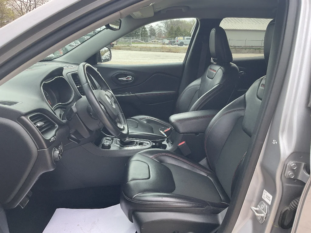 Certified Used 2019 Billet Silver Metallic Clear Coat Jeep Trailhawk Elite image 8
