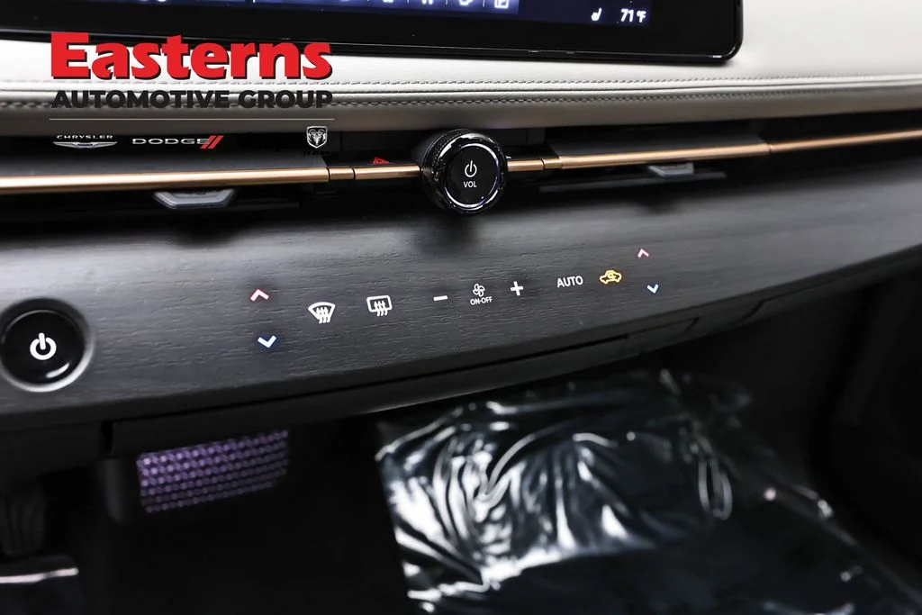 Used 2023 Black Nissan ENGAGE image 20