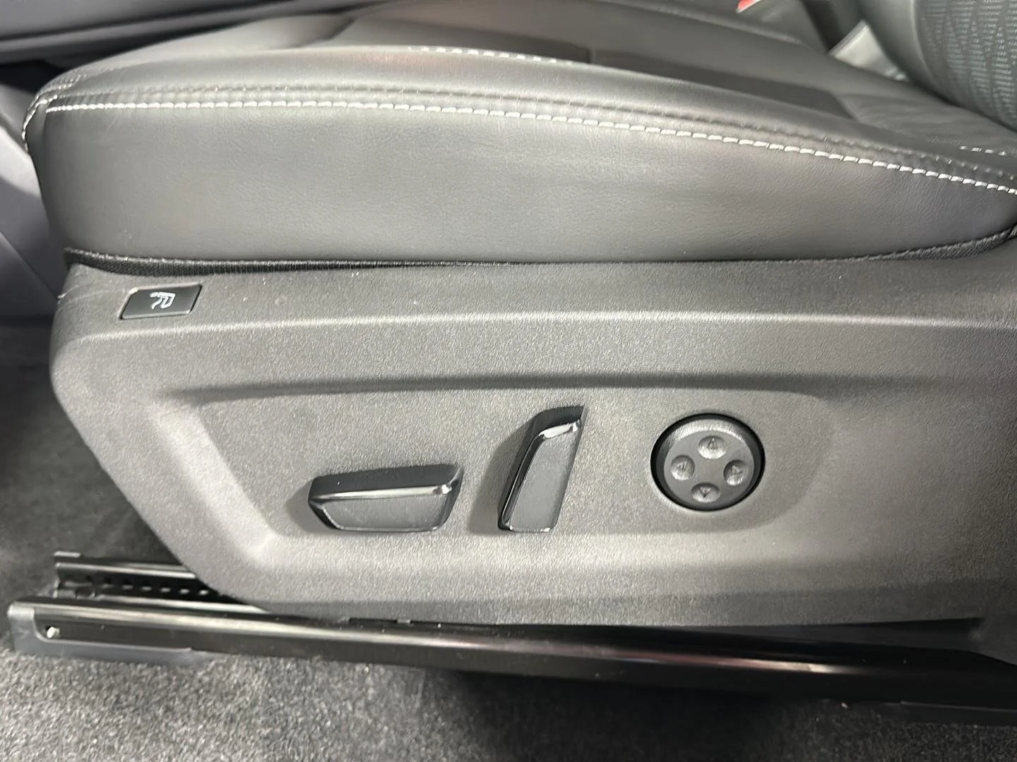 Used 2025 Everest White Pearl Tricoat/Super Black Nissan Platinum image 11