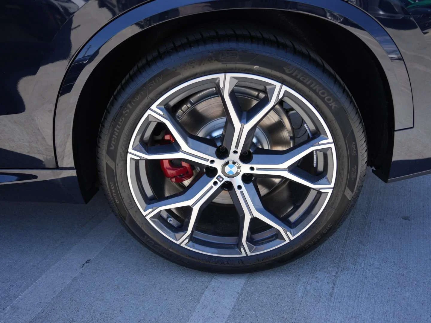 New 2026 Carbon Black Metallic BMW xDrive50e image 6