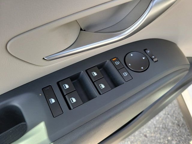 Certified Used 2025 White Hyundai SEL Convenience image 17