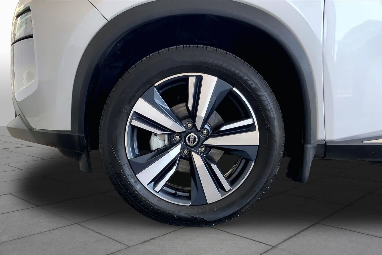 Used 2021 Brilliant Silver Metallic Nissan SL image 11
