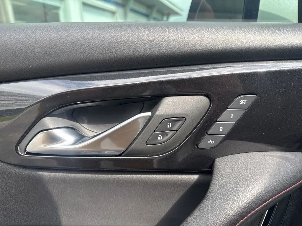 Used 2022 Iridescent Pearl Tricoat Chevrolet RS image 30