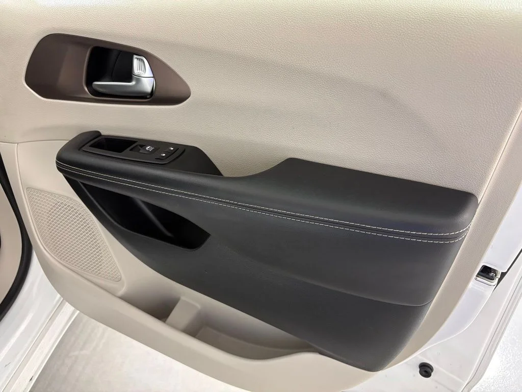 Used 2023 White Chrysler LX image 47