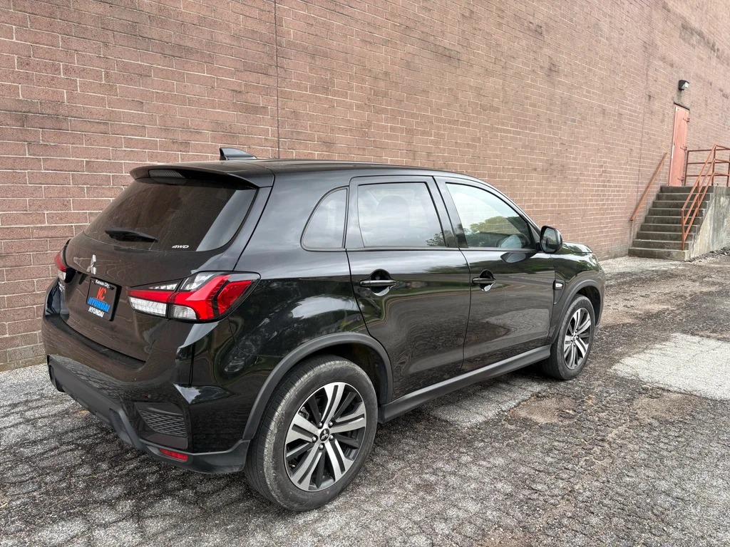 Used 2025 Labrador Black Pearl Mitsubishi ES image 5