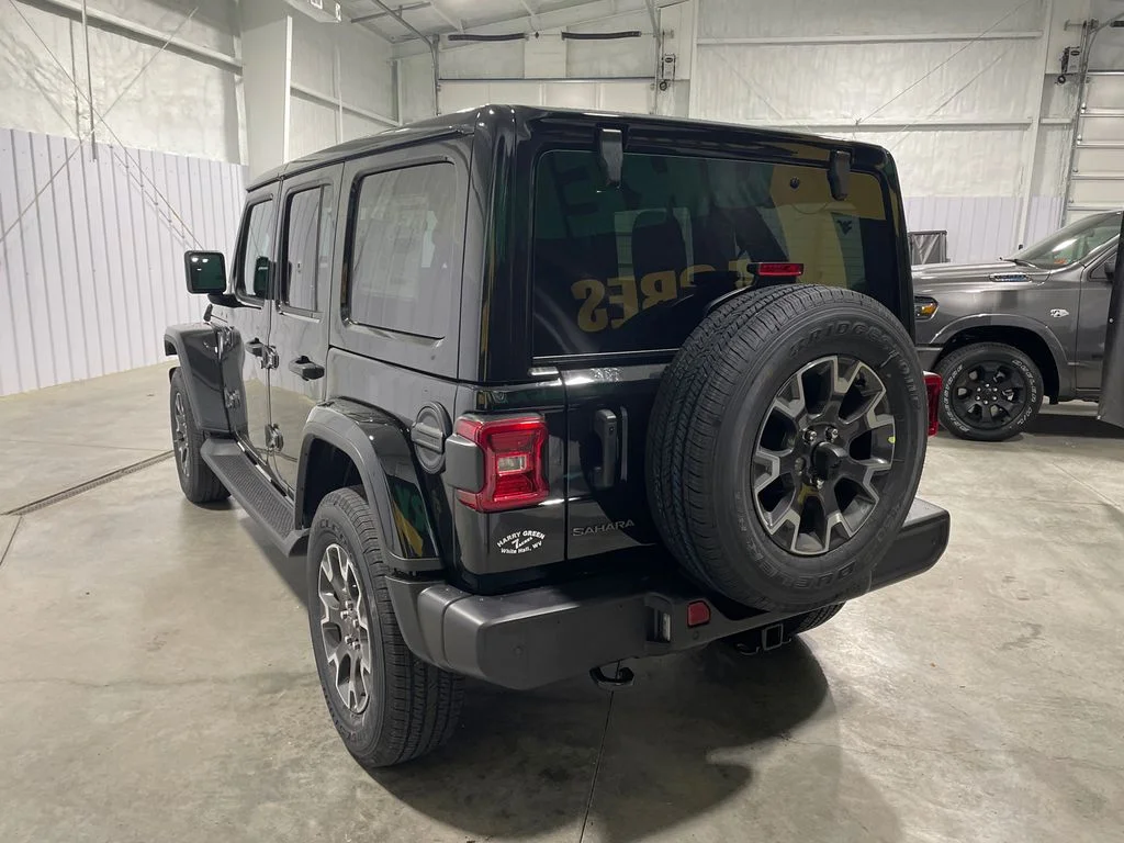 New 2026 Black Clear-Coat Exterior Paint Jeep Sahara image 12
