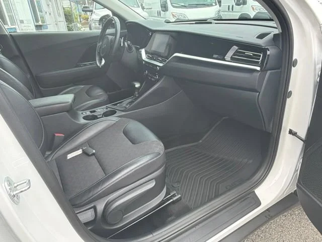 Used 2022 Snow White Pearl Kia EX image 9