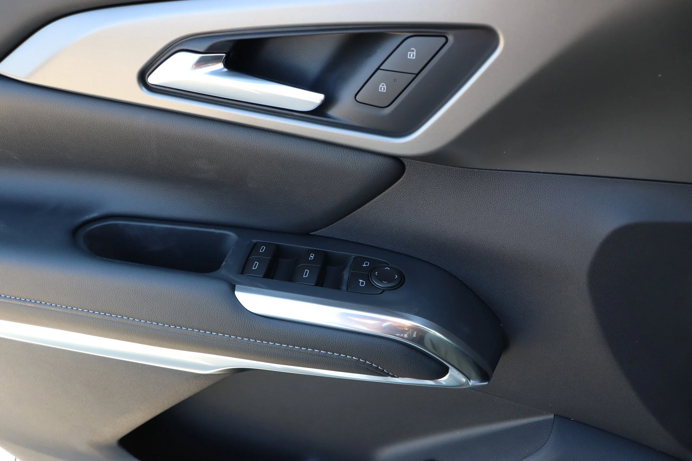 New 2026 Polar White Tricoat Chevrolet LT image 17
