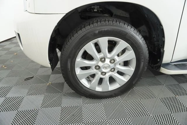 Used 2015 White Toyota Platinum image 16