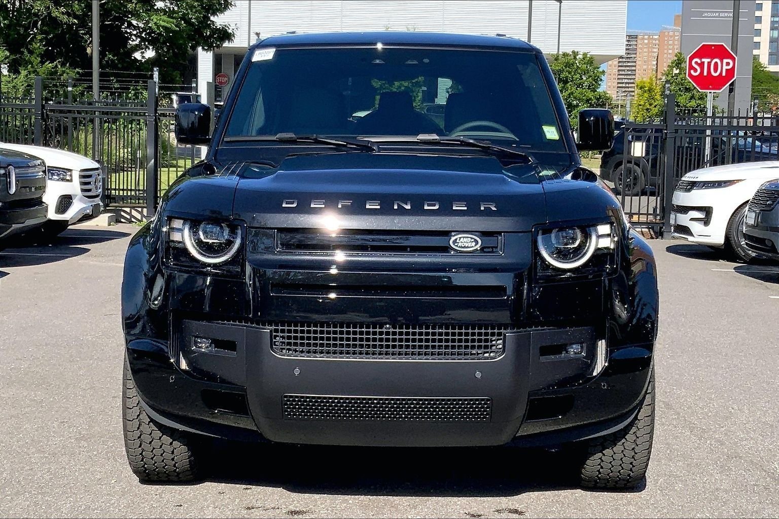 New 2026 Santorini Black Land Rover X-Dynamic SE image 3