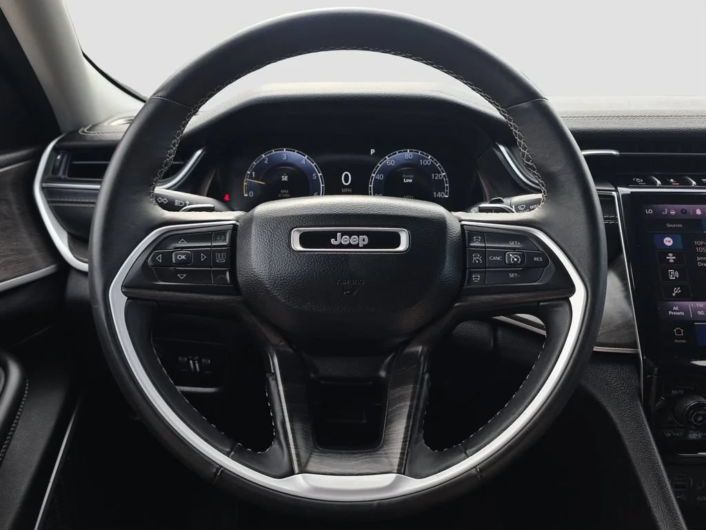Used 2022 Gray Jeep Limited 4x4 image 10