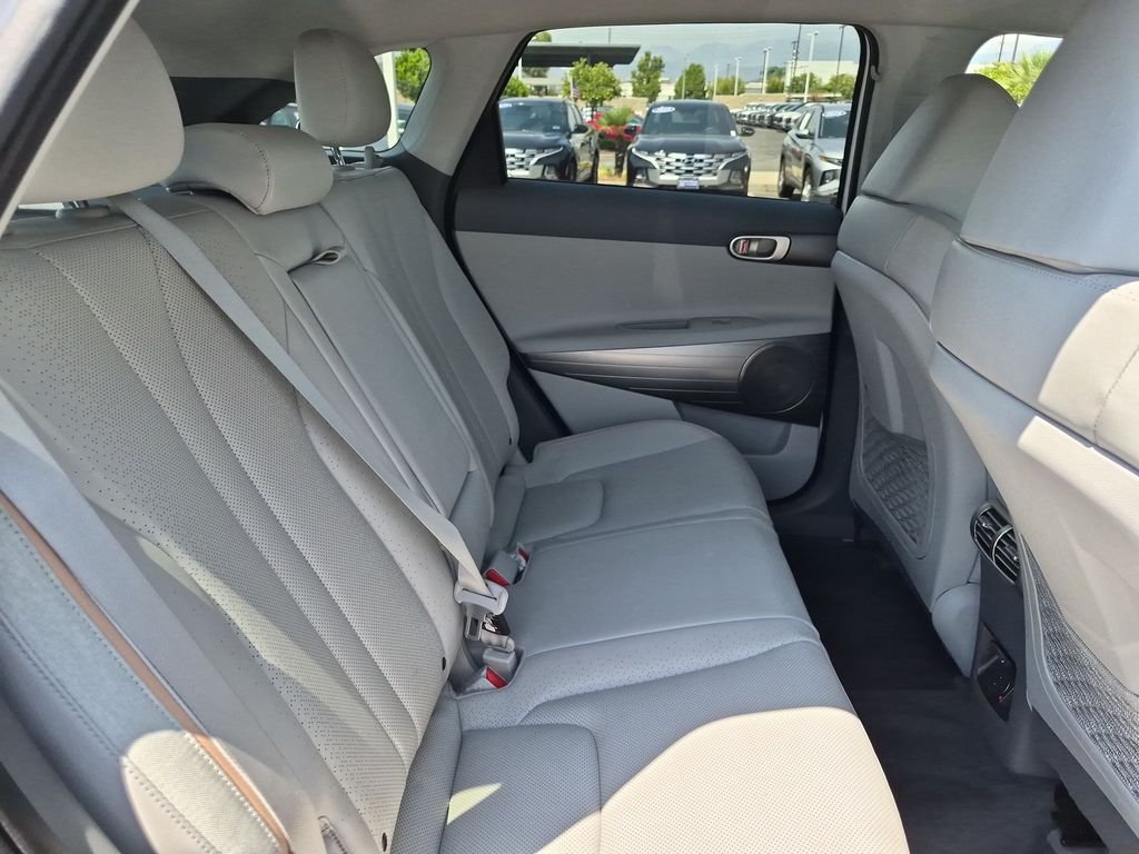 Used 2021 White Hyundai Blue image 30