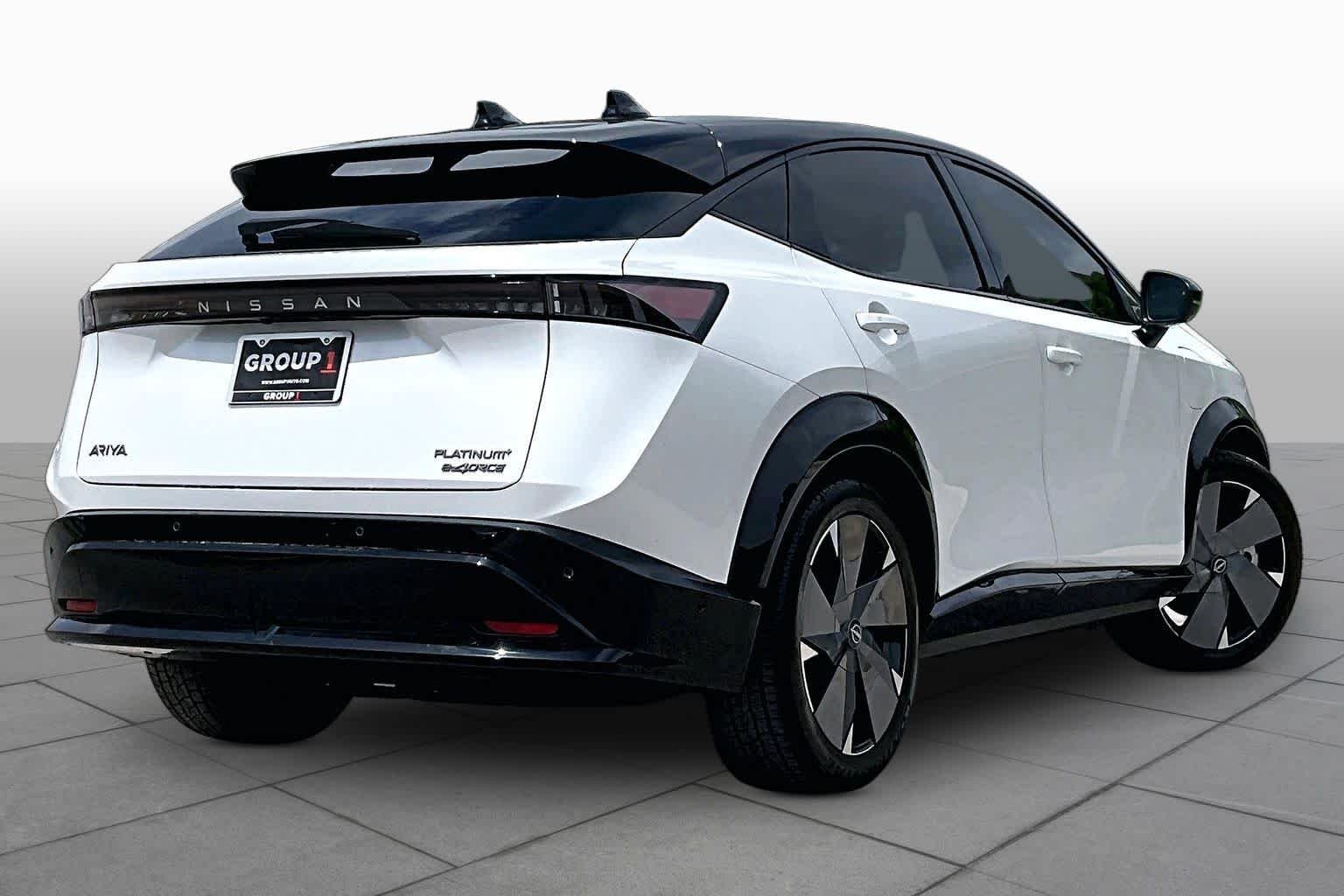 Used 2023 Everest White Pearl Tricoat/Black Diamond Pearl Nissan PLATINUM+ image 12