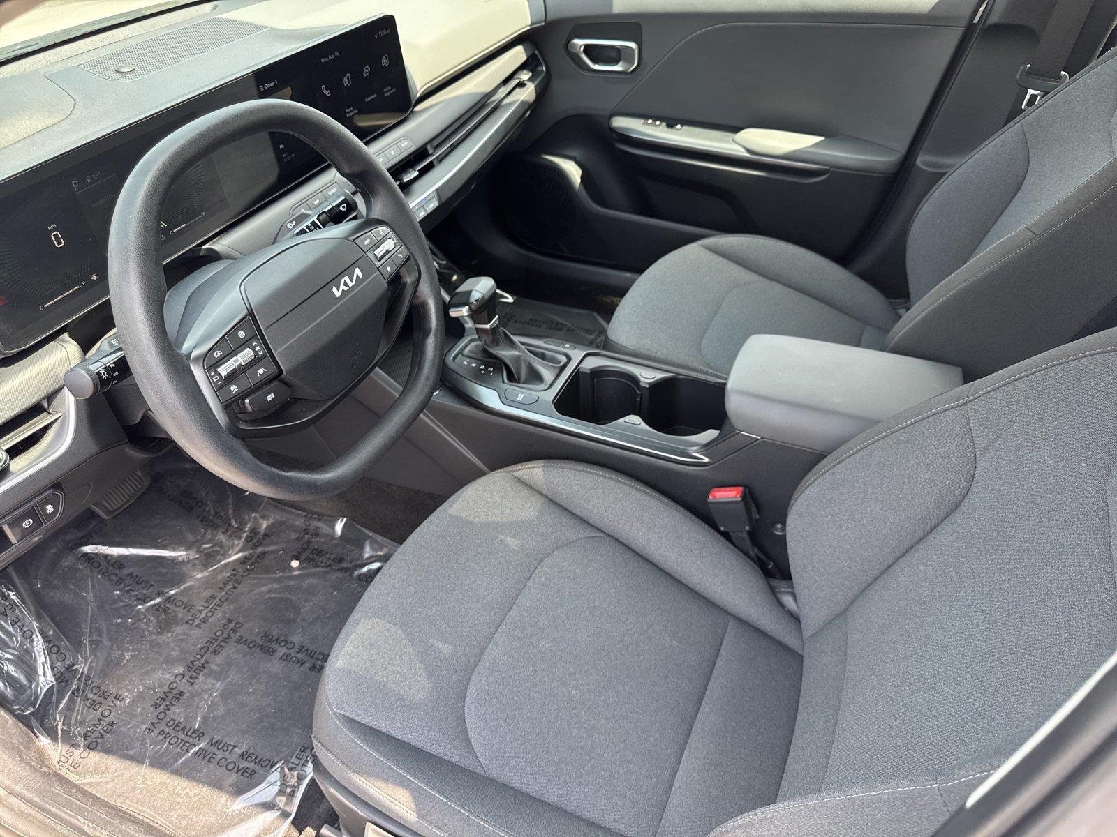 Used 2025 Snow White Pearl Kia LXS image 10