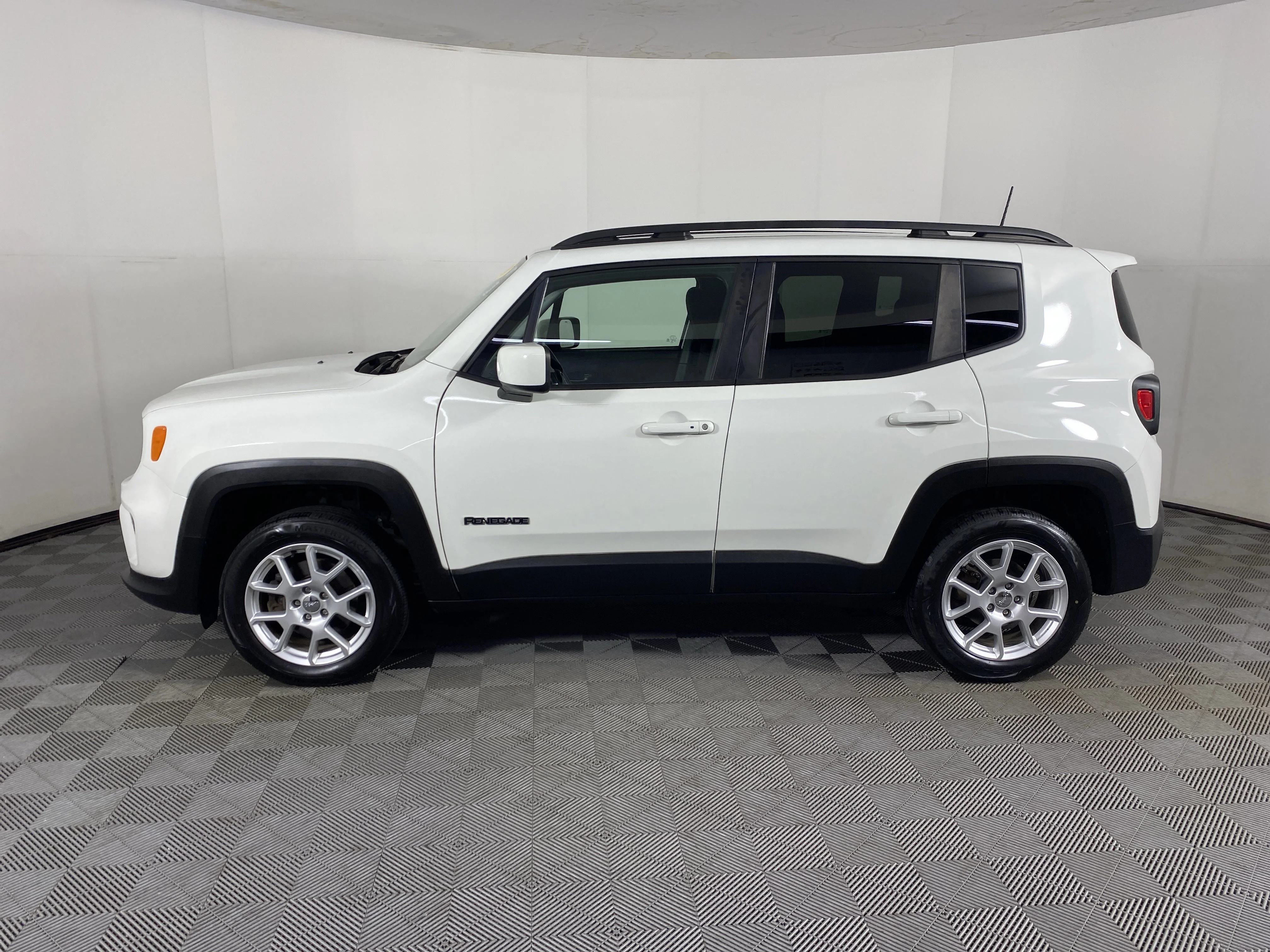 Used 2020 Alpine White Clearcoat Jeep Latitude image 10