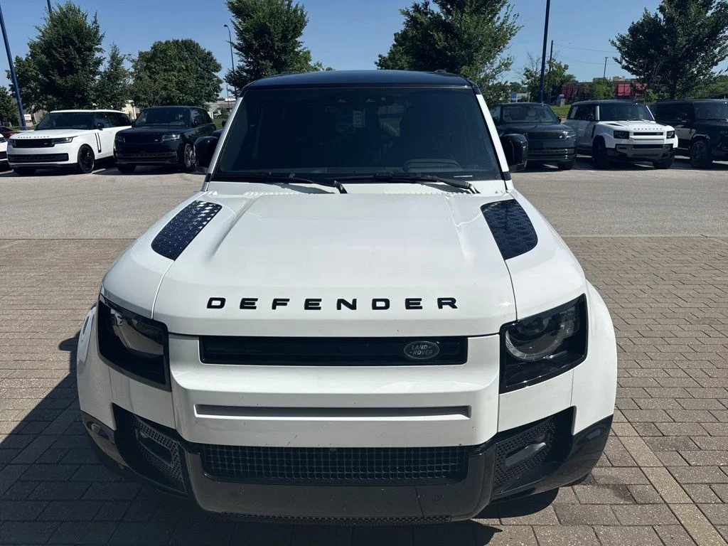 Certified Used 2025 White Land Rover X-Dynamic SE image 2