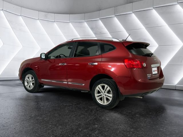 Used 2015 Red Nissan S image 6