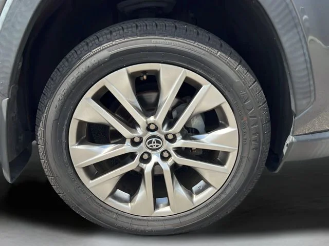 Used 2021 Gray Toyota XLE Premium image 26