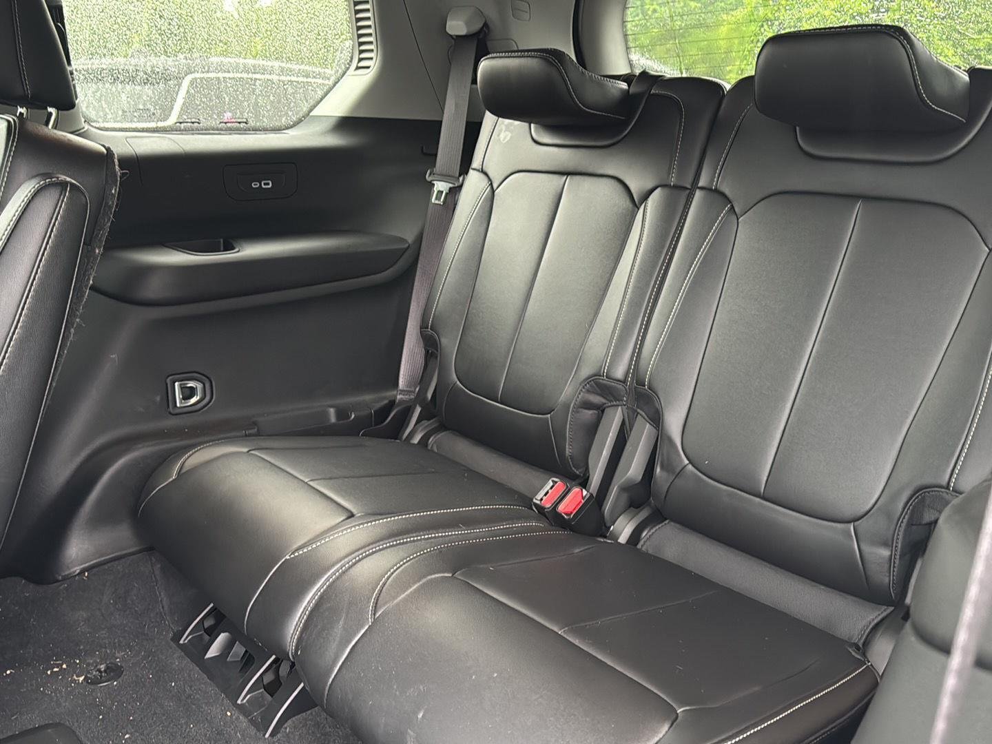 Used 2023  Jeep Limited image 4