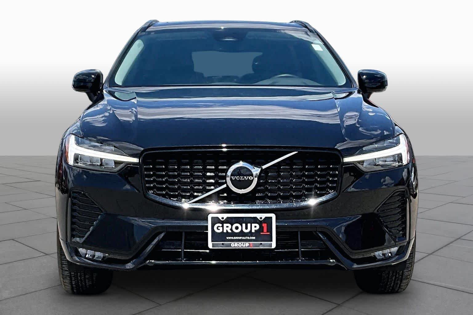 Used 2024 Onyx Black Metallic Volvo Core Dark Theme image 4