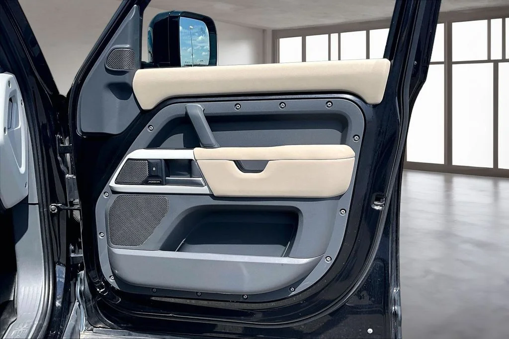 Used 2022 Black Land Rover S image 19