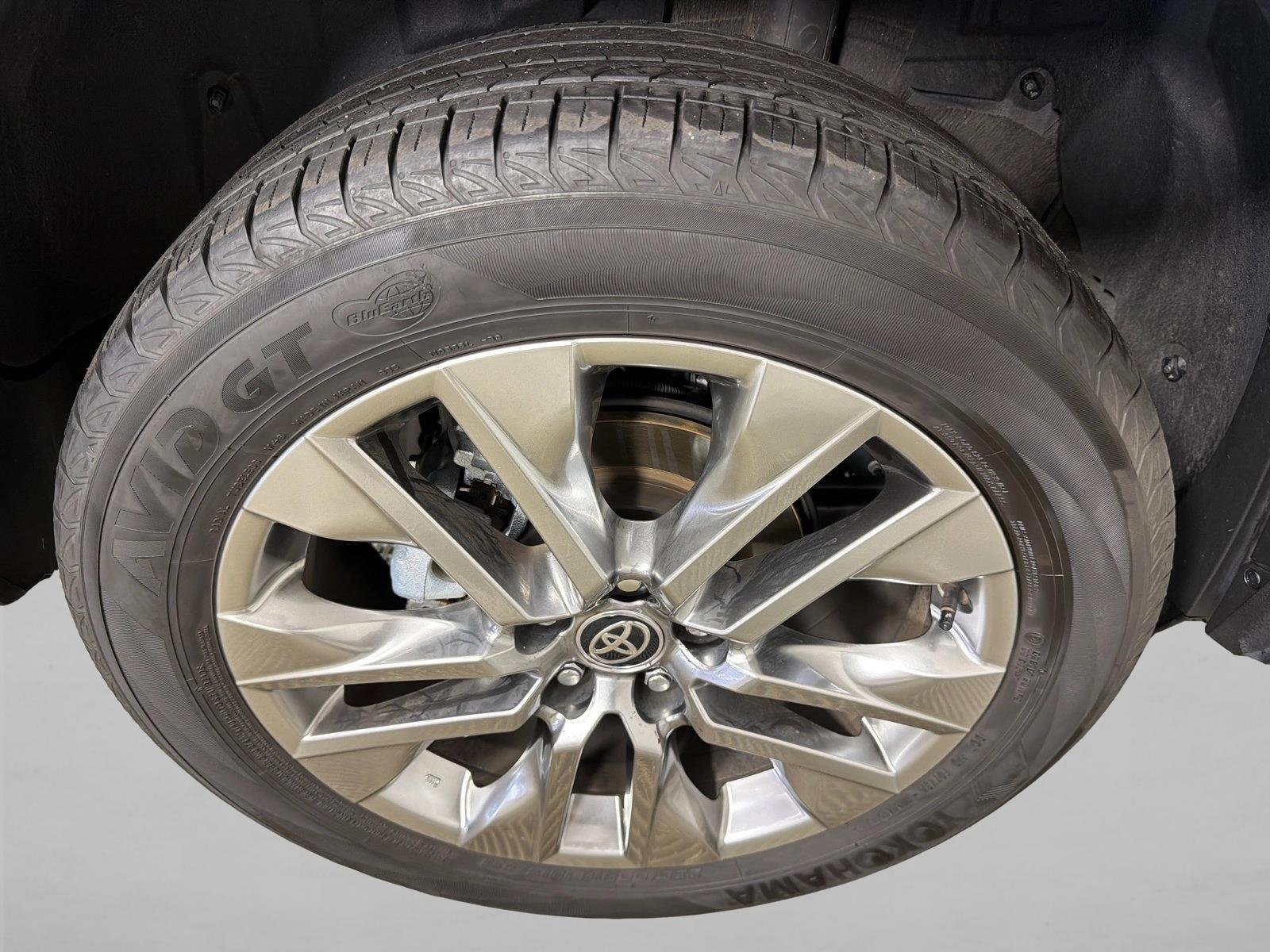 Certified Used 2025  Toyota XLE Premium image 18