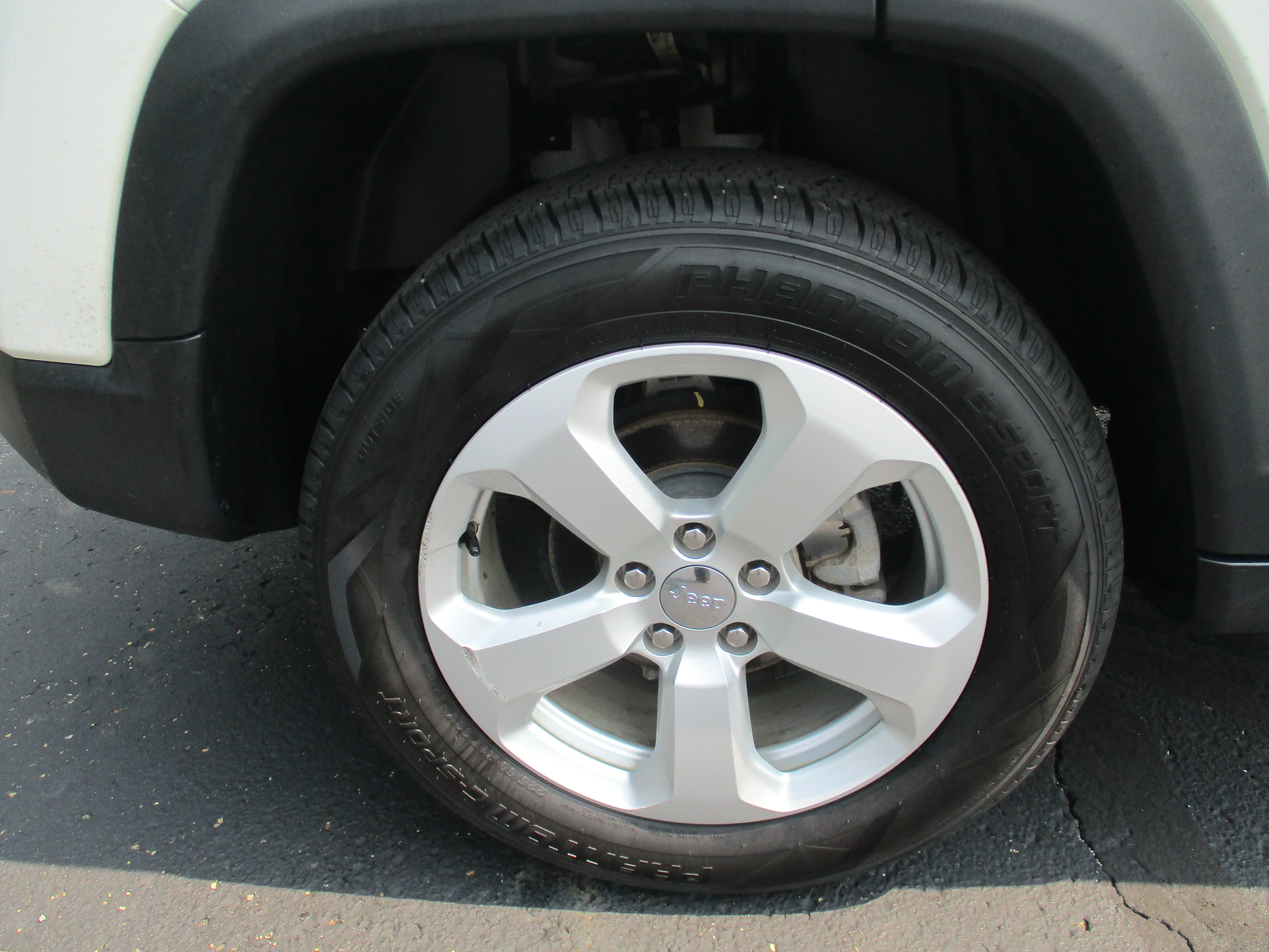 Used 2020 White Clearcoat Jeep Latitude image 48