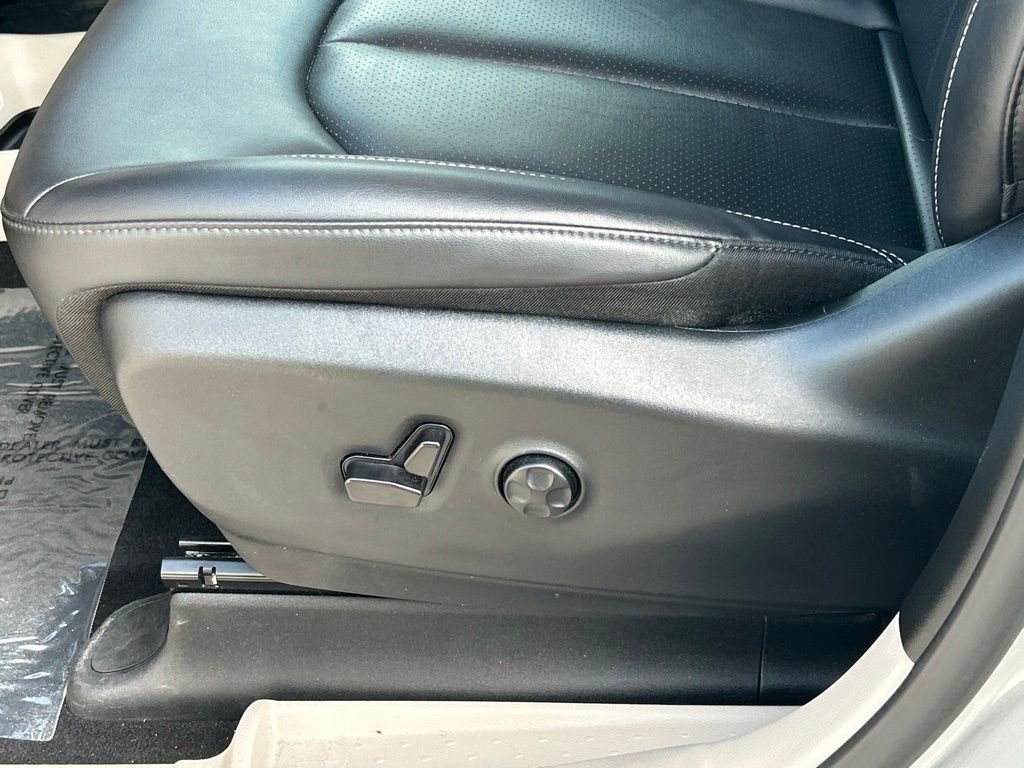 Used 2024 Silver Chrysler Touring L image 10