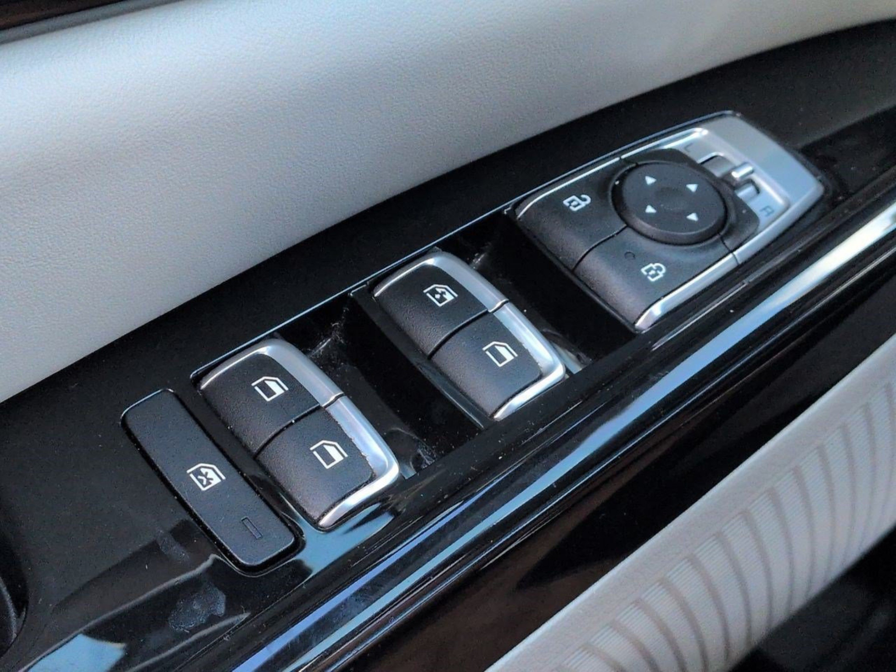 Used 2024 Ceramic Silver Kia EX image 30