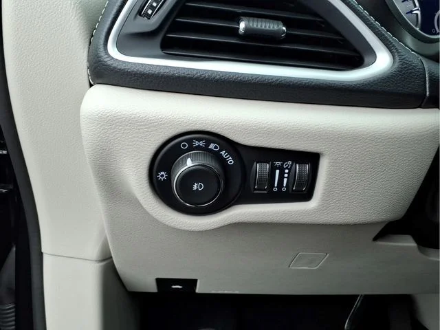 Used 2024 Black Chrysler Touring L image 21