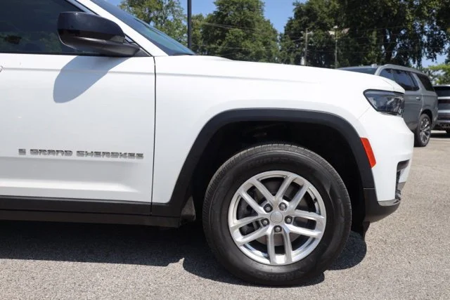 Used 2023 White Jeep Laredo image 14
