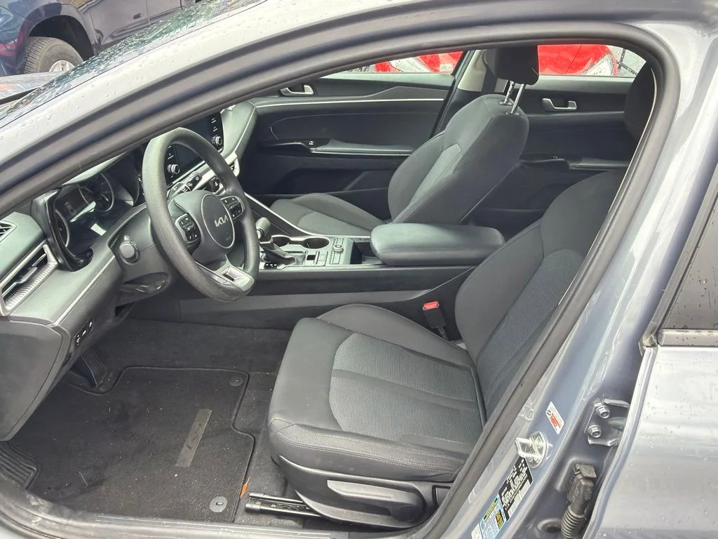 Used 2024 Everlasting Silver Kia LXS image 3