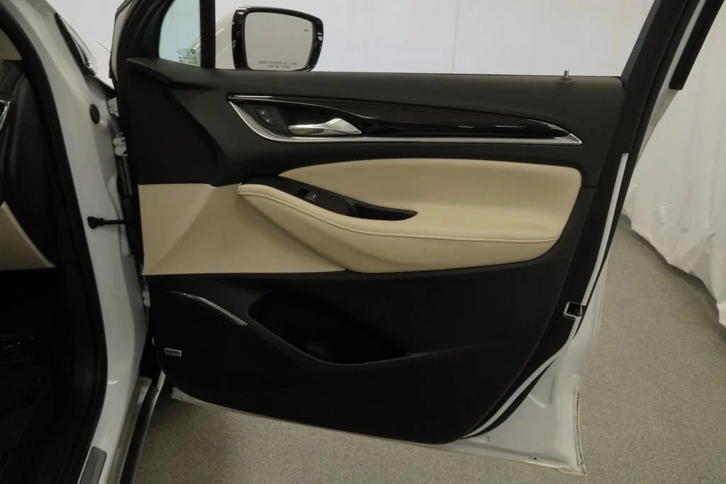 Used 2023 Summit White Buick Essence image 31