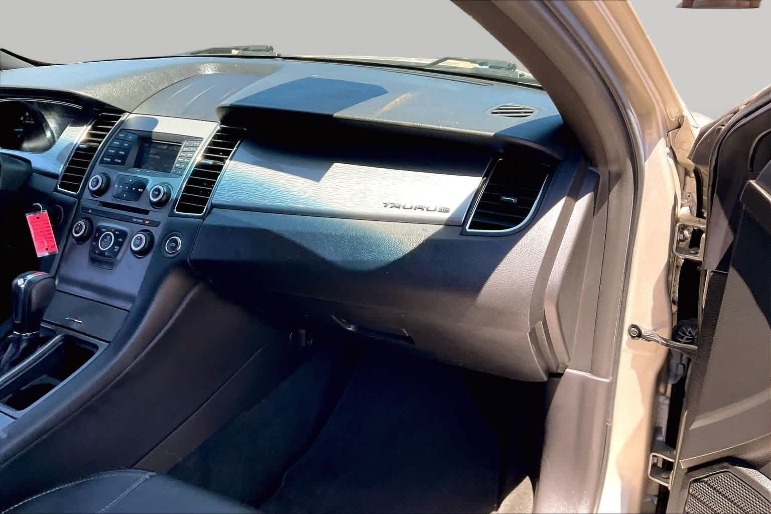 Used 2018 White Gold Metallic Ford SEL image 17