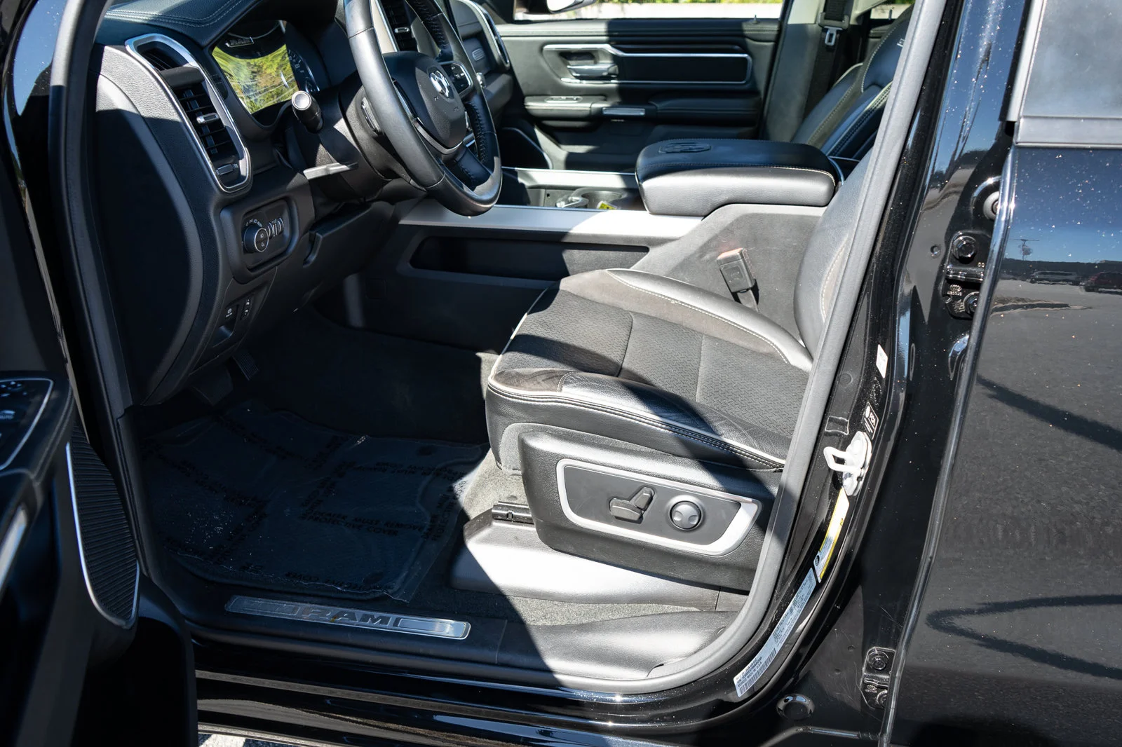 Used 2022 Black Ram Laramie image 18
